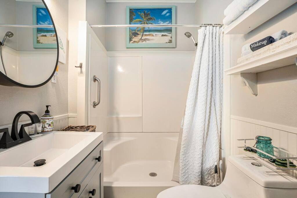 Beachy Bungalow! 2Bd, King Bed Galveston Dış mekan fotoğraf