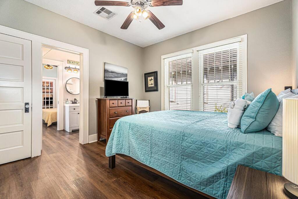Beachy Bungalow! 2Bd, King Bed Galveston Dış mekan fotoğraf