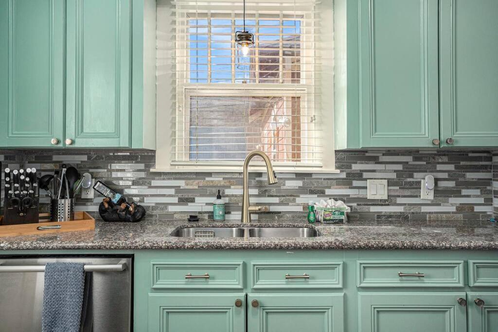 Beachy Bungalow! 2Bd, King Bed Galveston Dış mekan fotoğraf