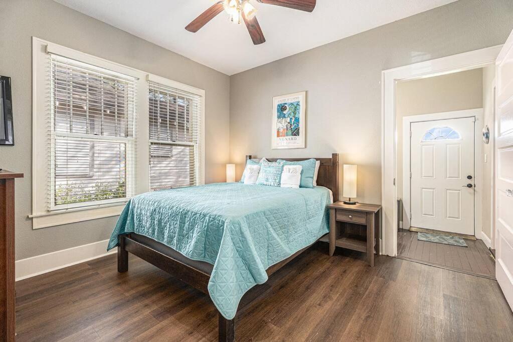 Beachy Bungalow! 2Bd, King Bed Galveston Dış mekan fotoğraf